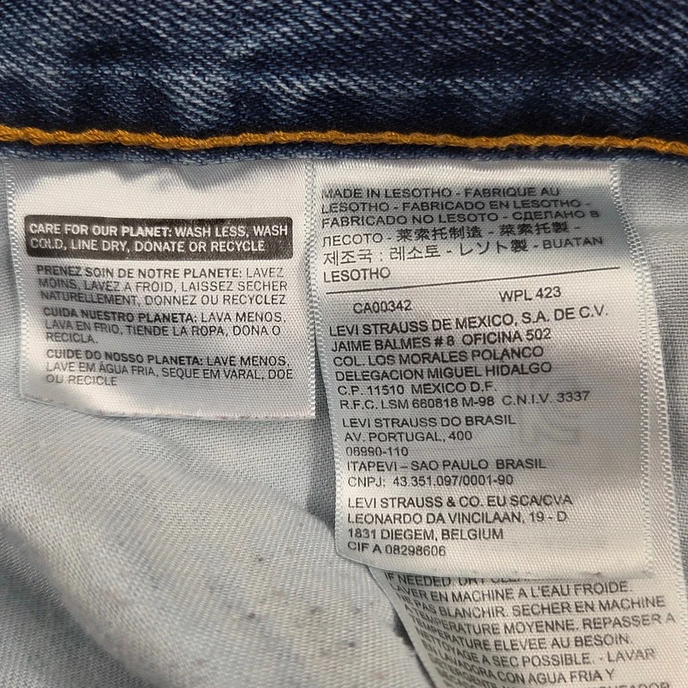 Levis excellent lightly